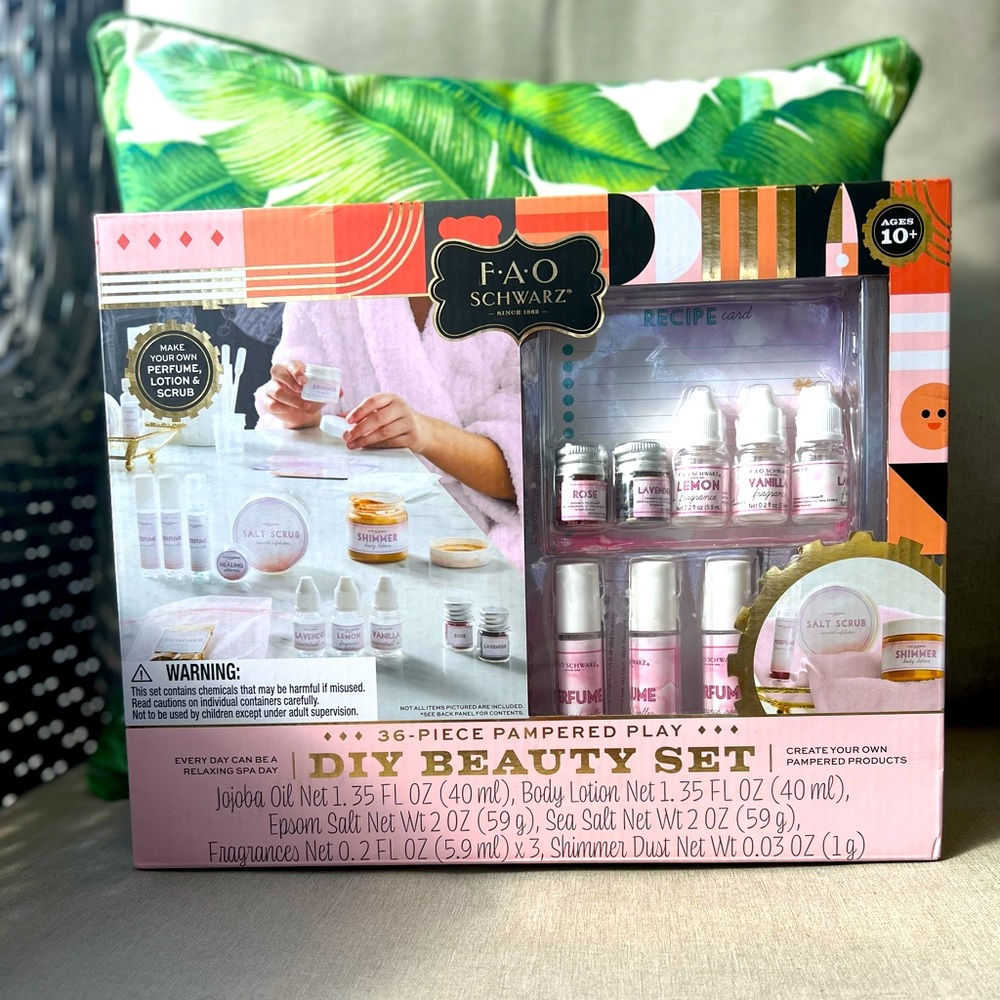 F•A•O SCHWARZ 36 Piece DIY Beauty Set for Kids